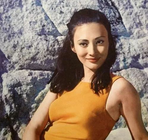 号称邵氏"新十二金钗"之一的胡燕妮,爸爸是演员康威,所以尹子维也是