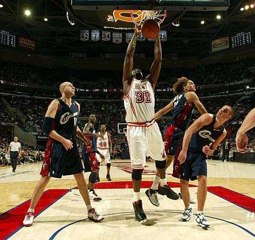 10图看站着扣篮的巨人:2米21博班轻轻松松,姚明离站扣还差一点