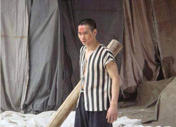 在很长一段时间黄皮小子给李小龙带来烦恼,屡次挑战李小龙,但屡次都