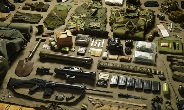 在现代战场上,士兵打仗要带多少装备?品种多样,堪比五金店|战场|五金