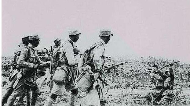 鬼子举手投降的老照片:这才是真正的日本鬼子,别再被电视剧骗了