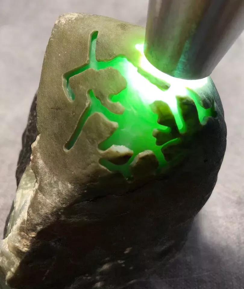 美女1.2万拿下的南奇翡翠场口的料子,开窗以后两眼冒红光!