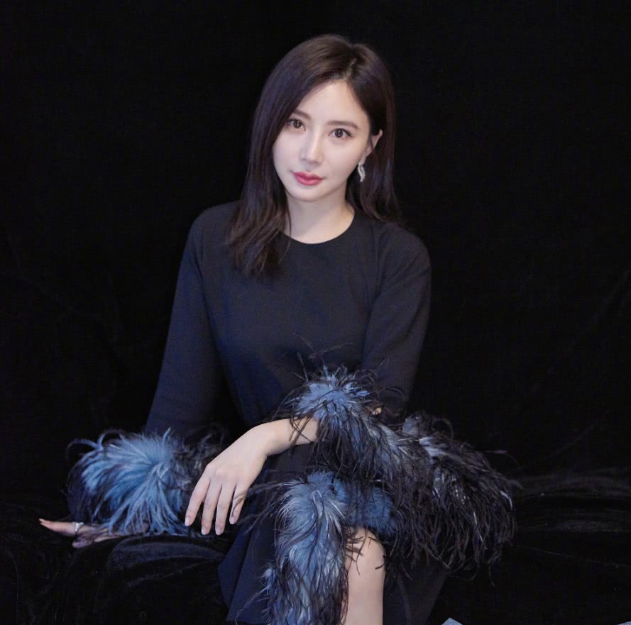 熊乃瑾太会玩!衣服沾满"变色鸡毛"带一条尾巴,却还这么时尚!