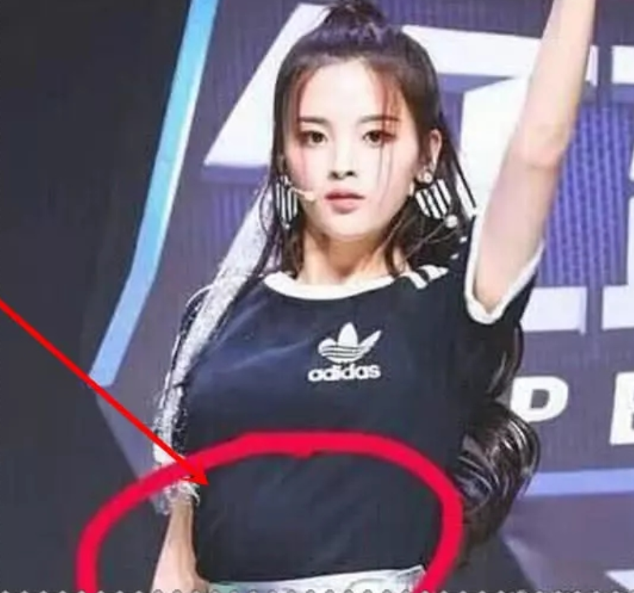 杨超越表演照曝光,肚腩凸起实力抢镜,网友:人靠衣装