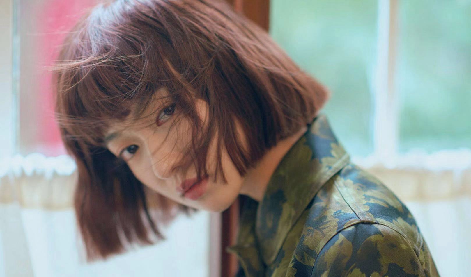 吴谨言拍摄新杂志,剪波波短发搭配厚刘海,气质不一样了!