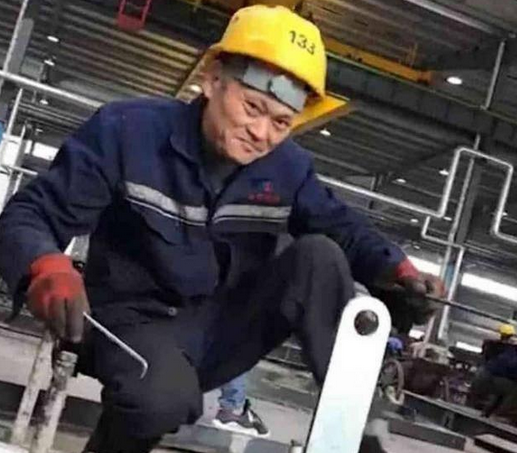 "搬砖马云"网络走红,看到正脸后都不淡定了,这是马云本人吗?