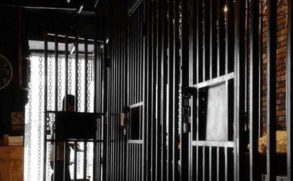 这是一家与监狱一样的餐厅,它的的装潢很简单,几个黑色的铁制大门,门