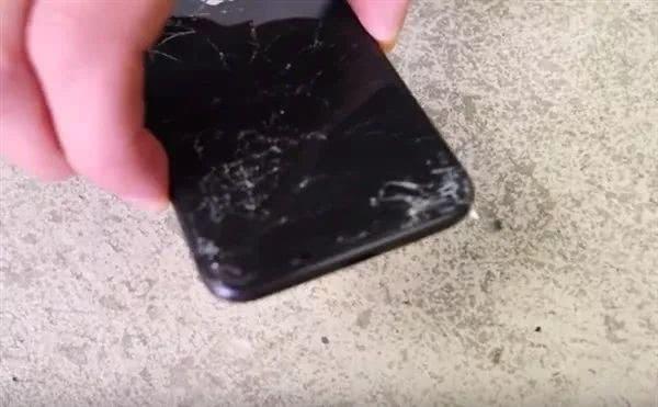 根据苹果官网介绍,iphone xs/xs max用上了"iphone迄今最坚固耐用的