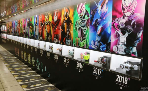 日本现平成假面骑士展览墙回顾历代骑士的英雄事迹