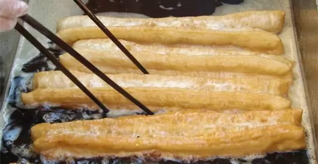 油条这样做甜脆又香口就着豆浆连吃三大根才过瘾