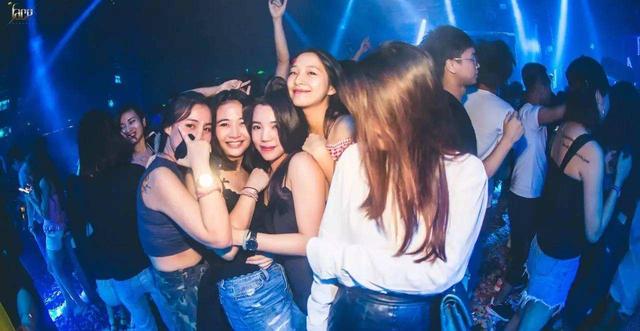 去成都旅游当然得去的5大酒吧地排名第一的场子女孩子特别多