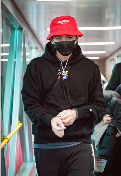 吴亦凡口罩遮面眼神犀利面对镜头大长腿抢眼行走间帅气十足