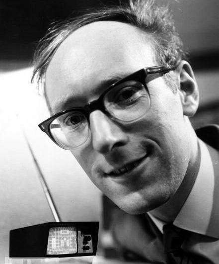 1966年发明的迷你电视机,英国发明家克莱夫辛克莱发明了这种超小的