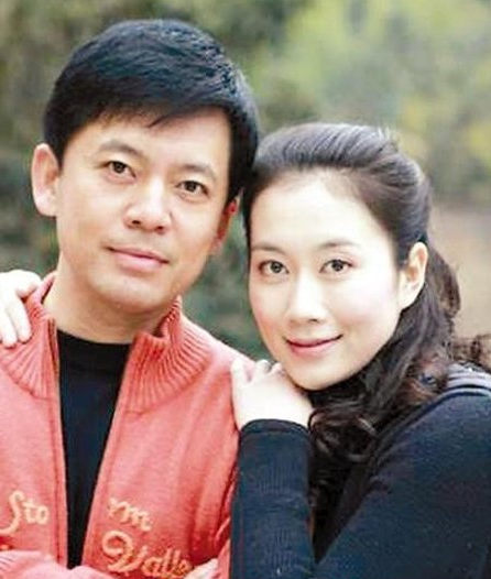 《亮剑》赵政委,国家一级演员,与妻子恩爱26年,女儿长相甜美