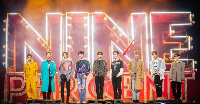 百分九最新舞台照曝光,他的造型成焦点,网友:还以为是工作人员