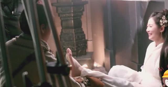 张无忌挠赵敏脚心却忍不了邓超版的美甲