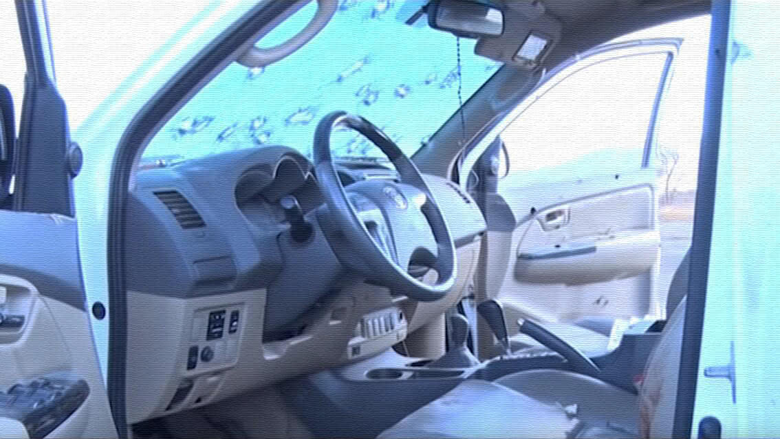 受中东地区武装皮卡的启发?巴西劫匪丰田车后座装重机枪作案