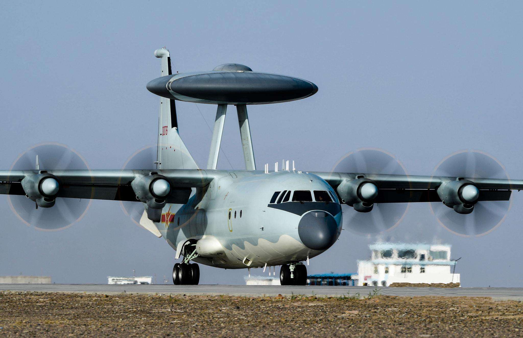 其中包括jf-17,f-16以及幻影-2战斗机,此外还有一架zdk-03预警机监视