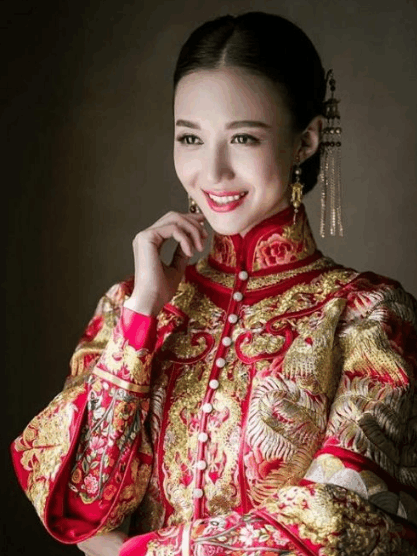 盘点娱乐圈结婚穿中式礼服的新娘: 刘诗诗唐嫣美哭, 杨颖豪气