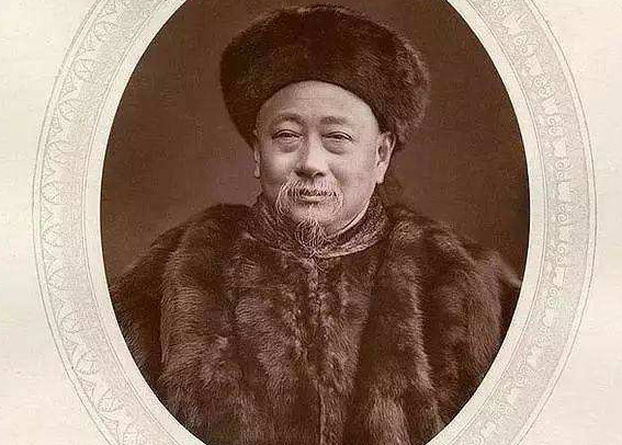 她让肃顺带着咸丰皇帝从大陆慢慢走,而让载垣,端华带着皇太后和小皇帝