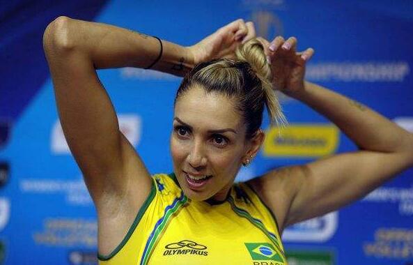 值得一提的是塔伊萨私下生活非常开放,换男友速度很快,就如同换衣服一