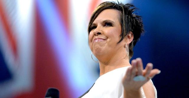 但是这一招击败了巨人卡里之后,当时的sd经理薇琪·格雷罗和艾吉玩