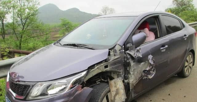 撞坏护栏保险公司赔吗 车子被撞对方没进保险公司