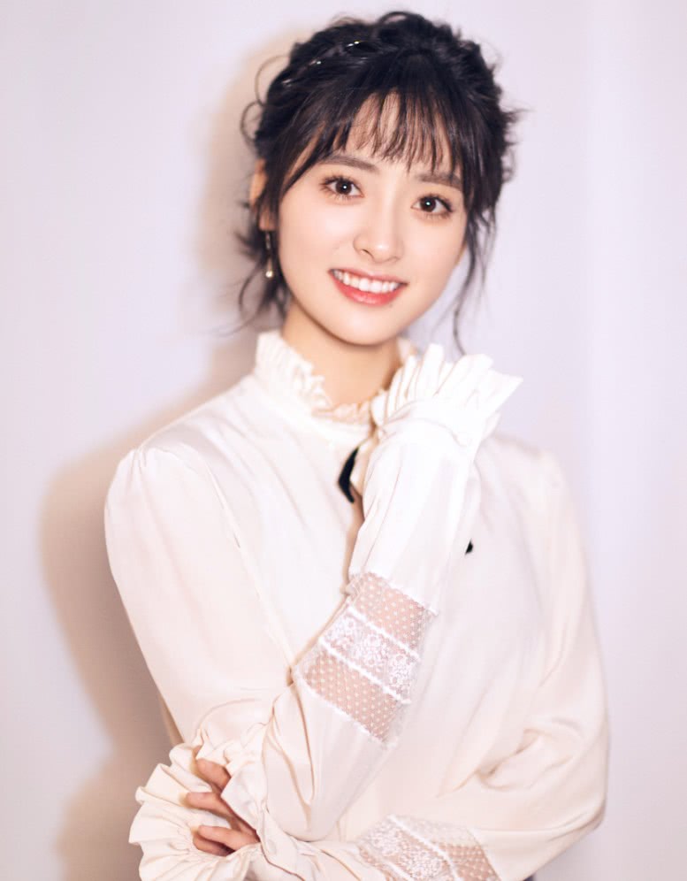 沈月这是瘦了吗?穿裙子轻松凹出"蚂蚁腰",这身材我妒忌不来!