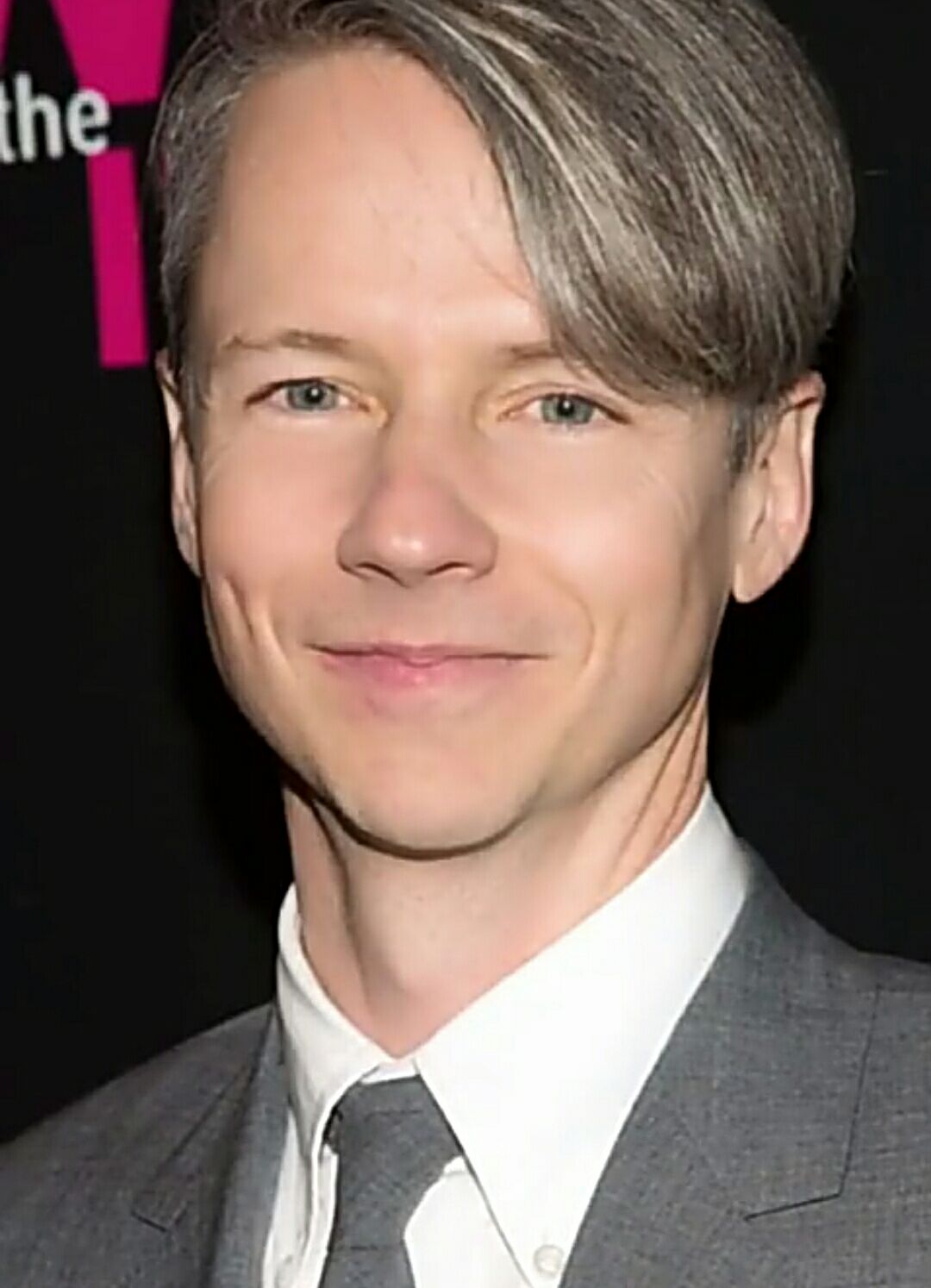 俄罗斯人,滑冰超厉害,受世界瞩目,后来对勇利产生了兴趣,教导勇