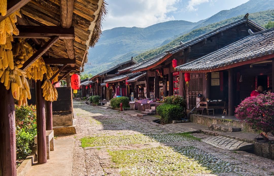 丽江东巴谷住着"土"人,男人休闲文艺,女人负责干活养家!