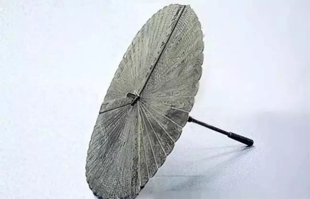 盗墓者拿金刚伞主要是用来抵御墓中的机关暗器