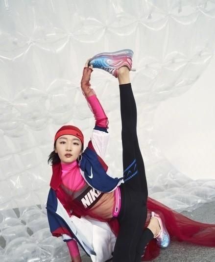 周冬雨联手雎晓雯拍耐克大片,网友:这种美感我欣赏不来!