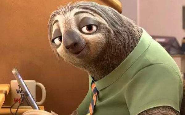 男子路上骑车偶遇四脚小动物慢吞吞爬行,看清楚之后立马让路!