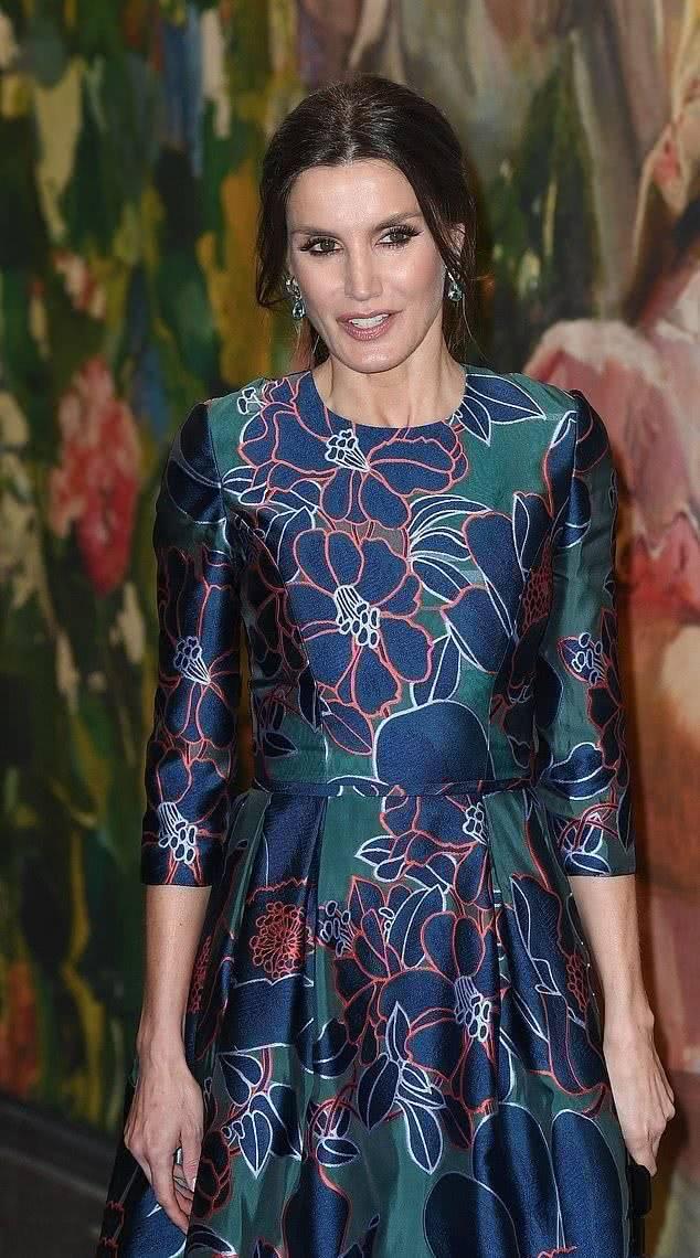 西班牙王后莱蒂齐亚一袭缎面花卉裙出席开幕式 凸显儒雅的气质