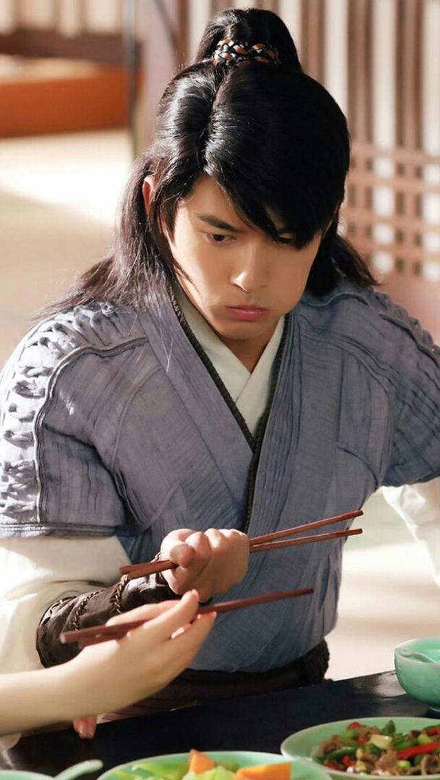 诺,这是新版杨过,发型跟黄晓明版本的好像.