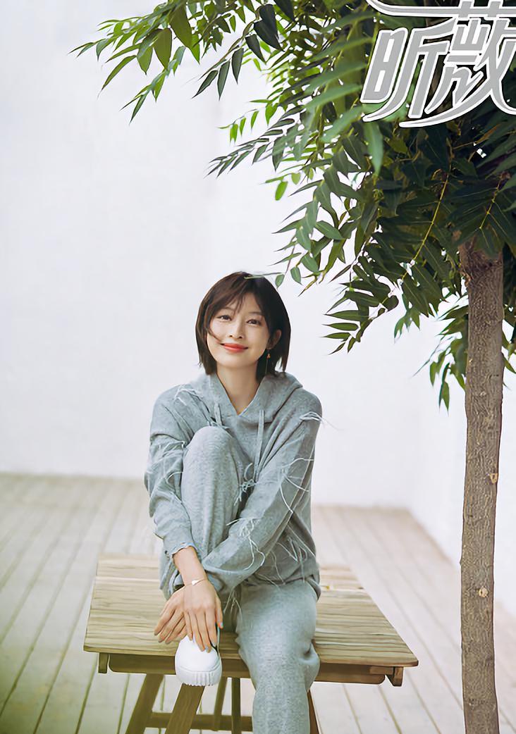 张俪深秋写真曝光,毛衣 短裙上演"露腿杀",看一眼就沦陷了