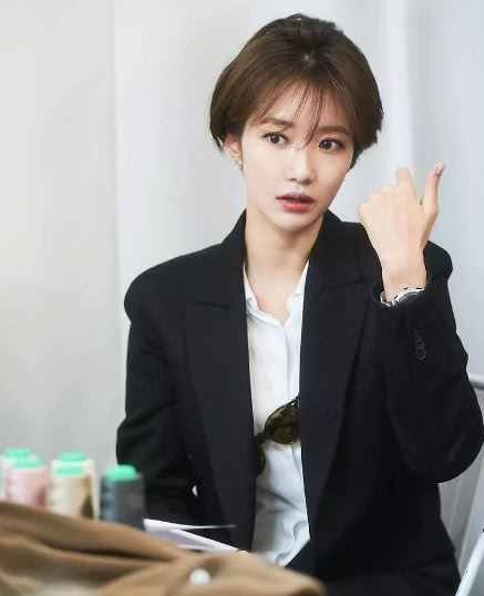 高俊熙化身腿精可甜可盐撞衫天后超模也完全不输气场