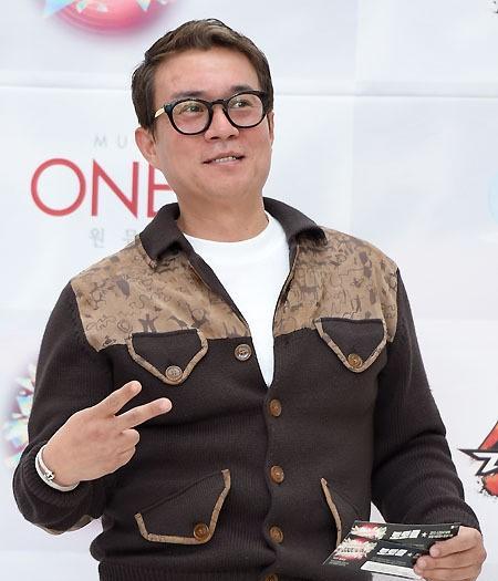 韩国单身父亲和13岁女儿同吃同住,举止亲密,让人尴尬又同情|金成秀