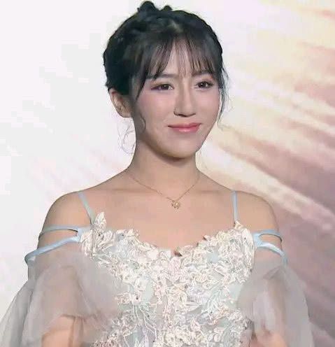 绝地求生:斗鱼嘉年华再坑女主播,呆妹儿线下颜值遭吐槽!