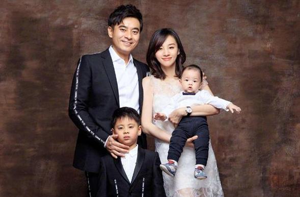 他们相差10岁却一见钟情,相恋15天就结婚,儿子跟老婆姓