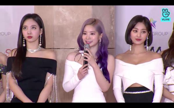 2018aaa颁奖典礼:twice周子瑜c位走红毯 娜琏眼球运动全被拍