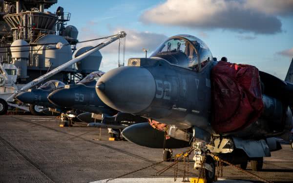 美国海军陆战队仍在努力使用一老式战斗机|战斗机|起降|两栖攻击舰