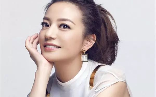 黄有龙不顾情面的公开着急要钱,与温纯青友谊的小船说翻就翻,看来赵薇