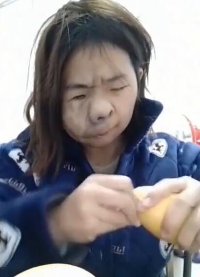 女孩脸部残疾,形象丑陋,看到老公孩子后网友大呼:要相信爱情