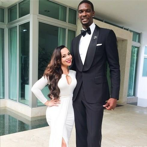 nba巨星波什与妻子相差42厘米,最萌身高差,网友:出门像带娃