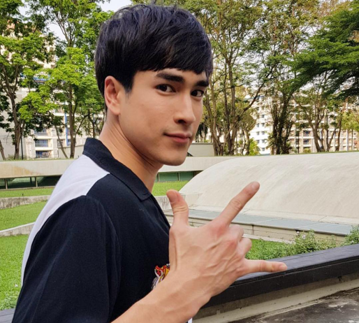 泰星nadech不愧火这么多年身为大明星还是会亲手为父母洗衣服