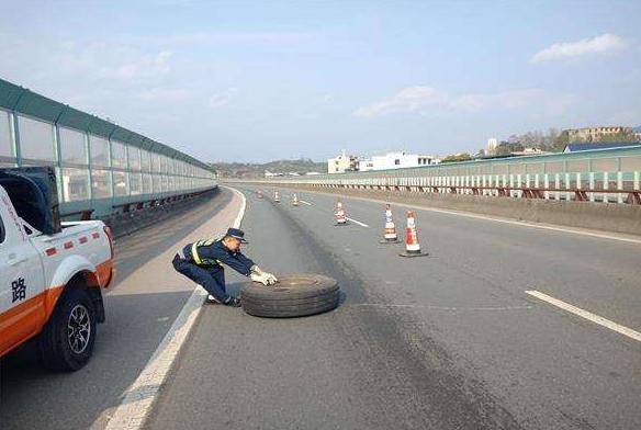高速遇到障碍物,车速过快躲避不及怎么办,老司机:最后再说一次