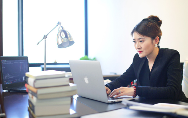 而创办德图资本,开创中国"赋能式投资"理念的王子熙则是她认定要追随