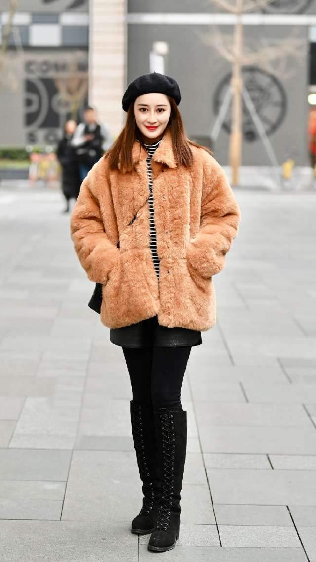 街拍:图三美女穿中式盘扣斜襟绣花棉袄,戴报童帽真是潮范十足