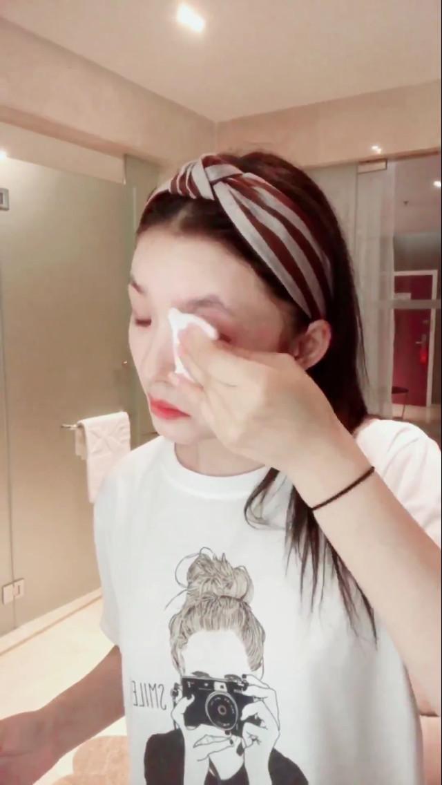 素颜丑到认不出?林允直播洗脸卸妆力证完全无差!